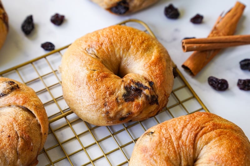 cinnamon raisin sourdough bagels on a cooling rack