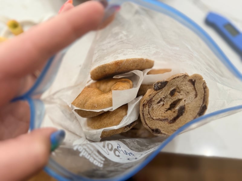 sliced bagels in a freezer bag